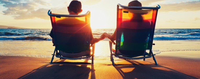 Allianz - couple sitting at the beach