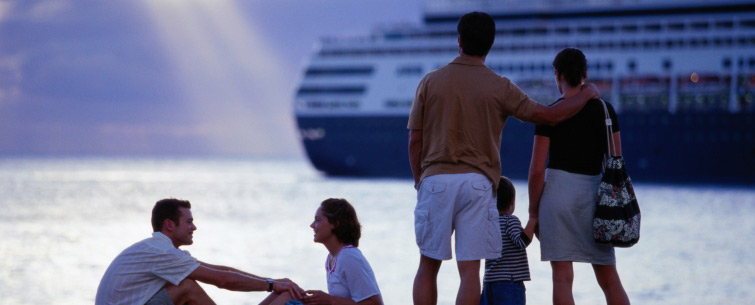 Allianz - people waiting for their cruise ship