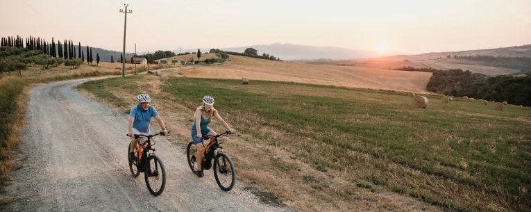 Allianz - Couple on a Bike Tour