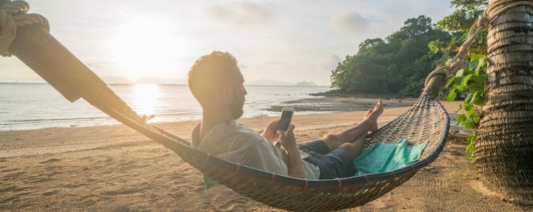 Allianz - man in hammock using smartphone