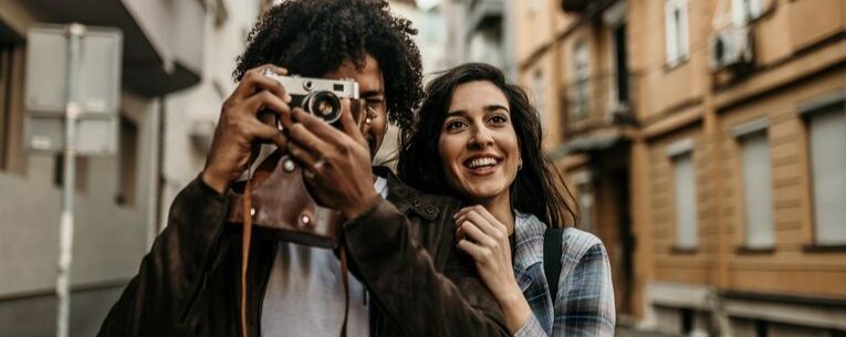 Allianz - young couple with camera