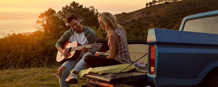 Allianz - couple on road trip with guitar