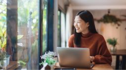 digital nomad working in a cafe