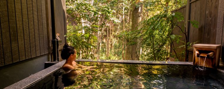 Allianz - woman bathing at japanese onsen