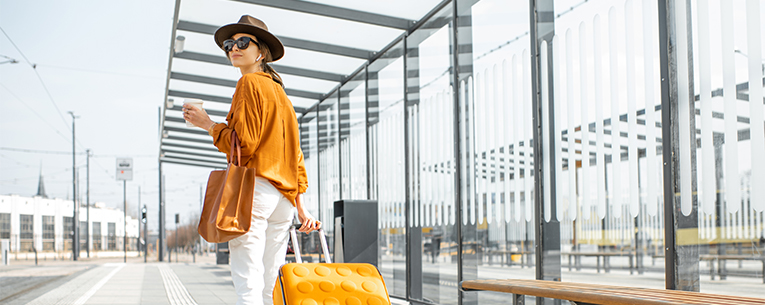 Allianz - traveler with suitcase