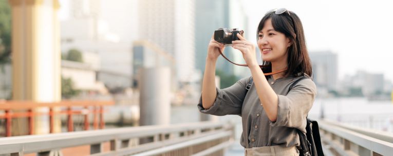 Allianz - woman traveling abroad